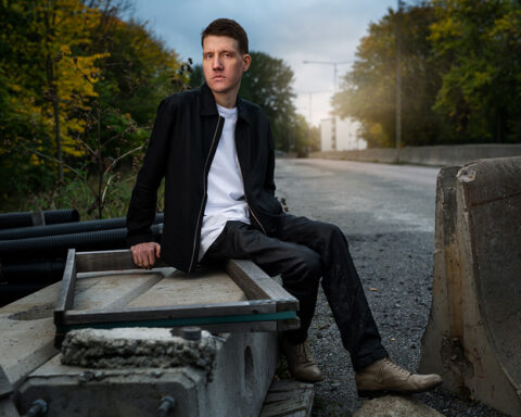 Viktor Krutrök. Carolina Thelin har med avsevärd behållning läst Viktor Krutröks Kirunaskildring i debutromanen ”Edens industritomt”. Hon konstaterar att Krutrök både skriver drivet och har förmågan att beskriva hur det är att vara ung. berättarkonst, Mikael Yvesand, prosa, roman, Kiruna, Norrbotten, Viktor Krutrök,