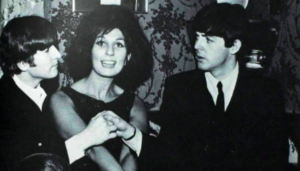John Lennon (t v), Alma Cogan och Paul McCartney. 
