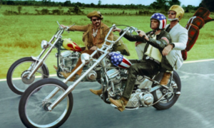 Bild från filmen "Easy Rider". Dennis Hopper till vänster, Peter Fonda i mitten. Och till höger en skådespelare i början på sin karriär. Han lyckades hyfsat i fortsättningen – Jack Nicholson.