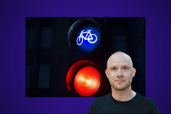 Lars Anders Johansson är starkt kritisk till att ställa cyklismen mot bilismen. (Montage: Opulens. Bakgrundsbild: Pixabay.com)