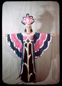 Kostym till Peribanou, Feernas drottning, Lycksalighetens ö. Kungliga Teatern, 1940. (Foto: Kungliga Operans arkiv)