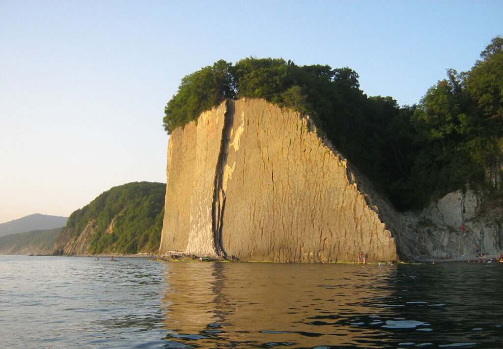 "Tårarnas klippa." Skala Kiseleva. (Foto: 23vladimir at Russian Wikipedia, Public domain, via Wikimedia Commons.)