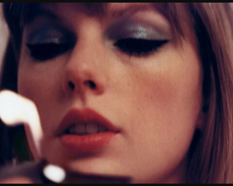 Taylor Swift på omslaget till aktuella albumet "Midnights".