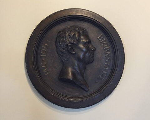 Porträttmedaljong på Svenska institutet i Aten föreställande Jacob Jonas Björnståhl (foto: Frederick Whitling)