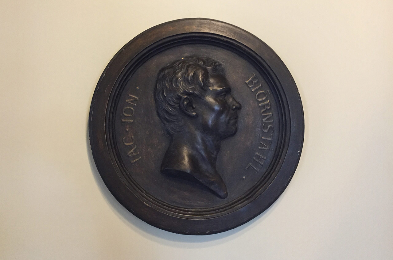 Porträttmedaljong på Svenska institutet i Aten föreställande Jacob Jonas Björnståhl (foto: Frederick Whitling)