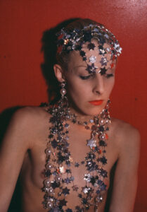 "Greer modeling jewelry, NYC" (1985) Ur diabildspelet "The Other Side", 1992–2021 © Nan Goldin