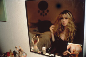 "Joey in my mirror, Berlin (1992)" Ur diabildspelet "The Other Side", 1992–2021 © Nan Goldin