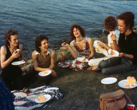 "Picnic on the Esplanade, Boston (1973)" Ur diabildspelet "The Other Side", 1992–2021 © Nan Goldin