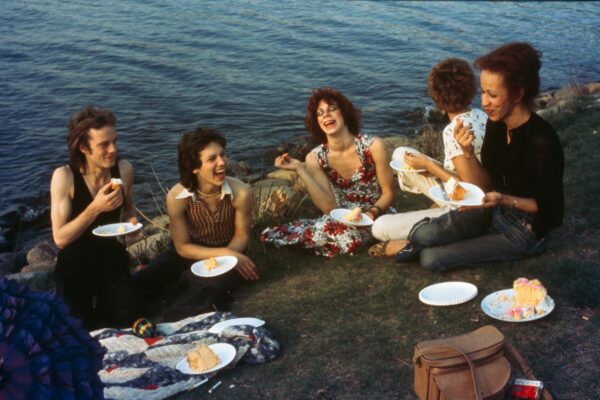 "Picnic on the Esplanade, Boston (1973)" Ur diabildspelet "The Other Side", 1992–2021 © Nan Goldin