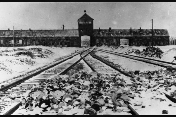 KZ Auschwitz, 1945. Det var det största av Nazitysklands koncentrations- och förintelseläger. Auschwitz är det tyska namnet på den polska staden Oświęcim. (Bildkälla: Wikipedia/Bundesarchiv, B 285 Bild-04413/Stanislaw Mucha)