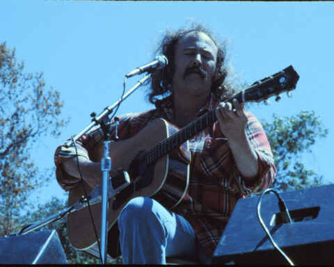 Crosby på scen 1976 under Crosby & Nash show vid Frost Amphitheater, Stanford University. (Foto: David Gans / Wikipedia).
