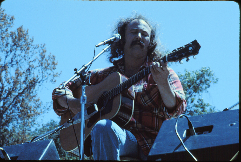 Crosby på scen 1976 under Crosby & Nash show vid Frost Amphitheater, Stanford University. (Foto: David Gans / Wikipedia).