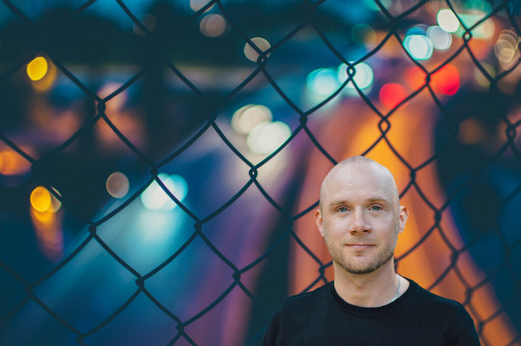 Lars Anders Johansson skriver idag om hur svårt det kan vara att få ta del av filmer och tv-serier som är en del av vårt kulturarv. (Montage: Opulens. Bakgrundsbild: Pixabay.com)