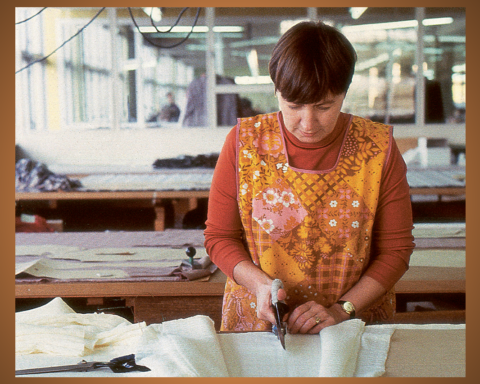 När man sydde kläder på fabrik. (Omslagsbilden. Beskuren.)