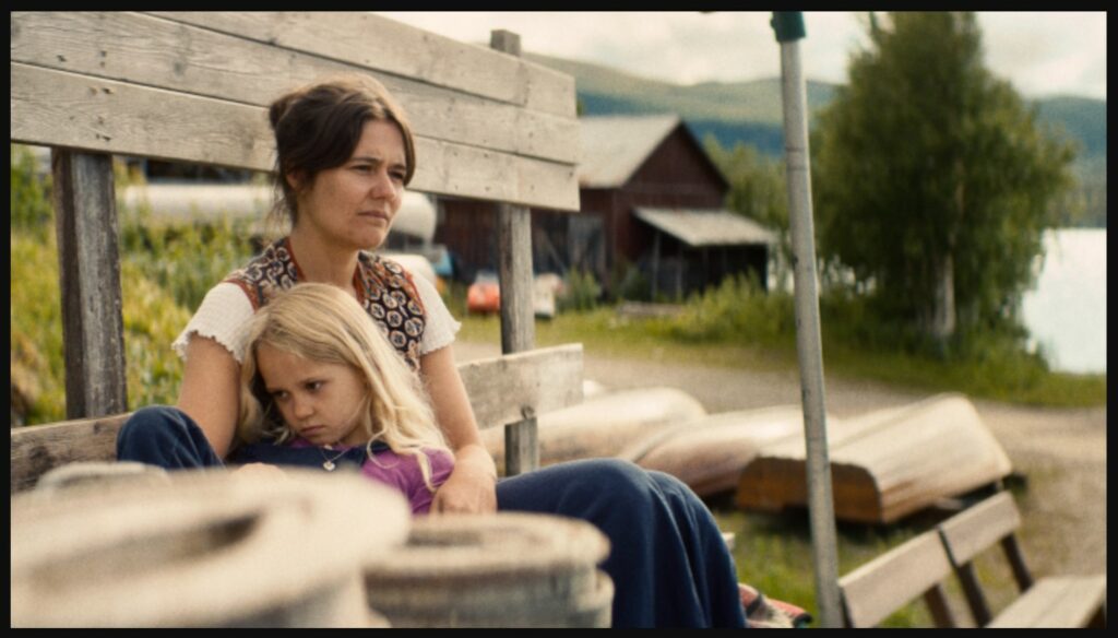 Asta Kamma August spelar unga Annie Raft i "Händelser vid vatten" och Alva Adermark spelar hennes dotter Mia Raft. (Foto: Joe Maples /Apple Tree)