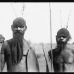 Två aboriginer med spjut och sköldar, cirka 1920. (Foto: Herbert Basedow, National Museum of Australia / Wikipedia)