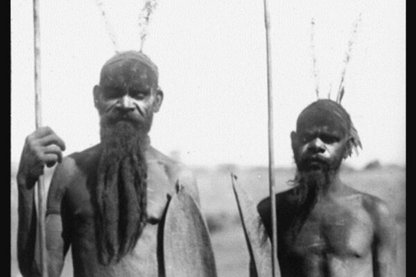 Två aboriginer med spjut och sköldar, cirka 1920. (Foto: Herbert Basedow, National Museum of Australia / Wikipedia)