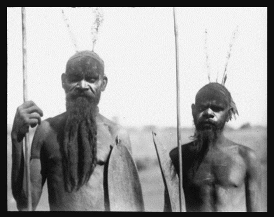 Två aboriginer med spjut och sköldar, cirka 1920. (Foto: Herbert Basedow, National Museum of Australia / Wikipedia)
