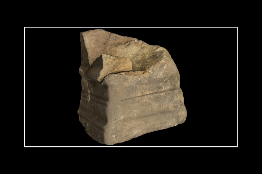 Ett av de fynd som gjorts är resterna av en romersk altarsten. (Foto: ULAS)