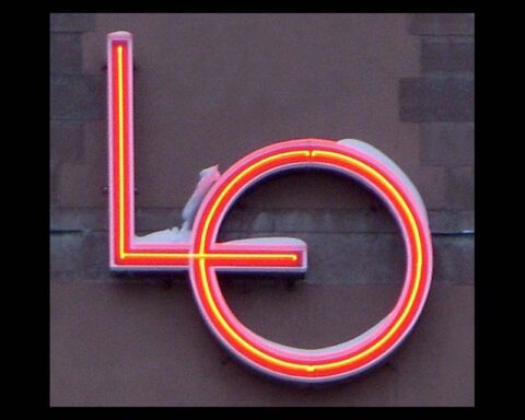 Neonskylt för LO, Stockholm. (Foto: Holger Ellgaard / Wikimedia Commons)