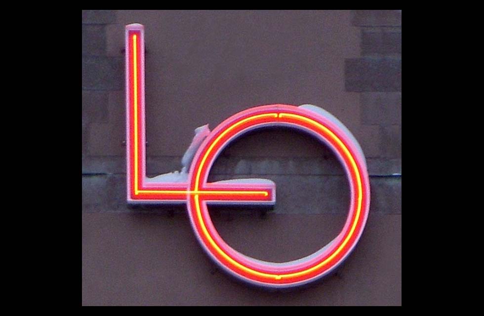 Neonskylt för LO, Stockholm. (Foto: Holger Ellgaard / Wikimedia Commons)
