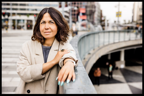 Sarah Delshad är aktuell med boken "Muslimsk feminist? Javisst!" på bokförlaget Romanus & Selling.(Copyright/fotograf: Linda Broström)