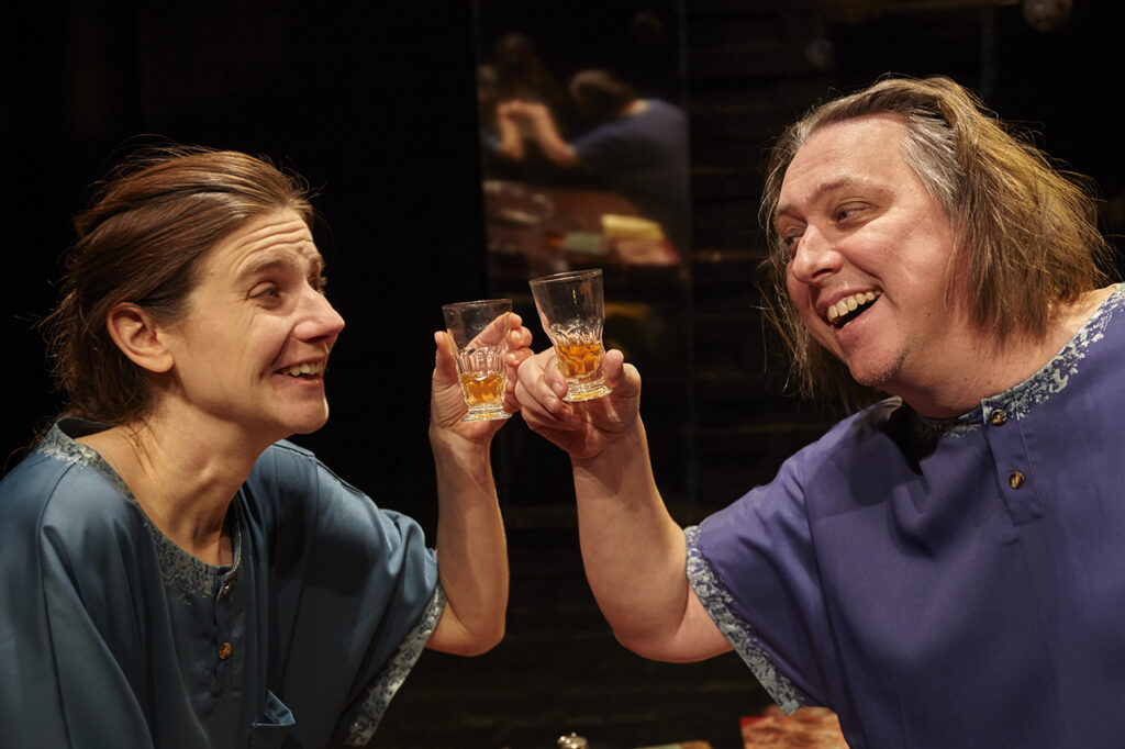 Erik Åkerlind, t h, som Newton och Karin Lycke som Gud. (Pressfoto: Peter Nylund)