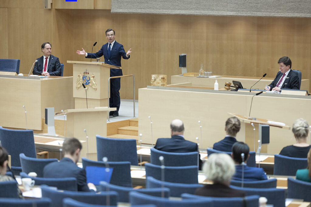 Statsminister Ulf Kristersson (M) inleder partiledardebatten, den 18 januari 2023. (Foto: Melker Dahlstrand/Sveriges riksdag)
