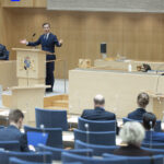 Statsminister Ulf Kristersson (M) inleder partiledardebatten, den 18 januari 2023. (Foto: Melker Dahlstrand/Sveriges riksdag)