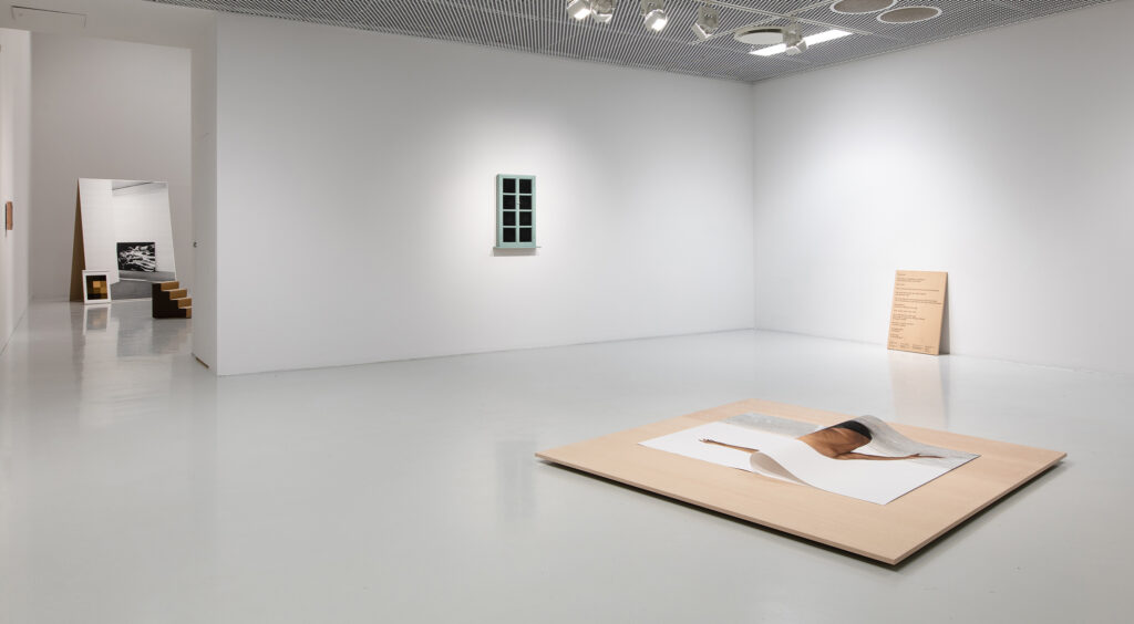 Jimmy Robert, installationsvy, Moderna Museet Malmö, 2023. (Foto: Helene Toresdotter.)