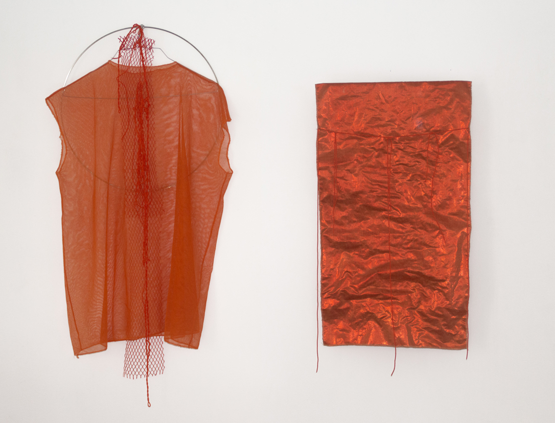 Body & Soul diptyk, 2022-23, 95 x 105 x 6 cm, tyll, taft och järn. Konstverk av Malin Hederus.