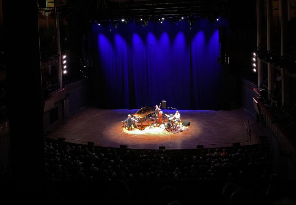 Brad Mehldau Trio på scenen i Konserthuset Stockholm. (Foto: Gussy Löwenhieln)