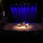 Brad Mehldau Trio på scenen i Konserthuset Stockholm. (Foto: Gussy Löwenhieln)