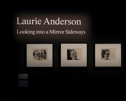 Laurie Anderson, Utställningsvy, med fotografiserien Absent in the Present: Looking into a Mirror Sideways, 2023 Foto: Mattias Lindbäck/Moderna Museet