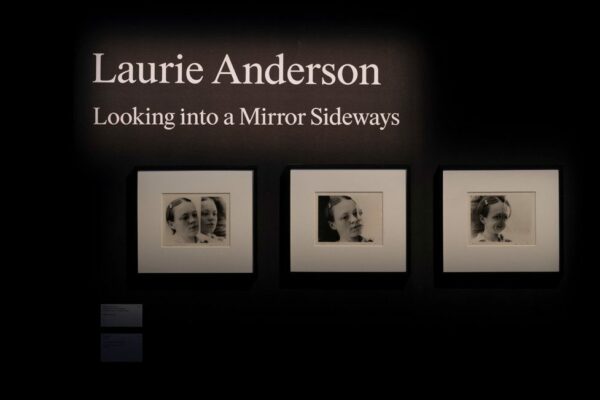 Laurie Anderson, Utställningsvy, med fotografiserien Absent in the Present: Looking into a Mirror Sideways, 2023 Foto: Mattias Lindbäck/Moderna Museet