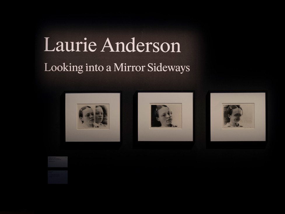  Laurie Anderson, Utställningsvy, med fotografiserien Absent in the Present: Looking into a Mirror Sideways, 2023 Foto: Mattias Lindbäck/Moderna Museet