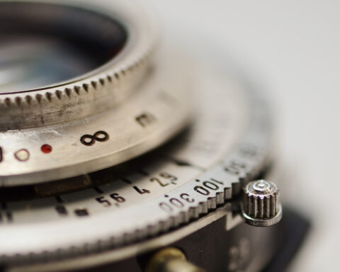 "Dikterna i 'Ur bild' försöker närma sig det som kameran inte förmår registrera." (Foto: Pixabay.com)