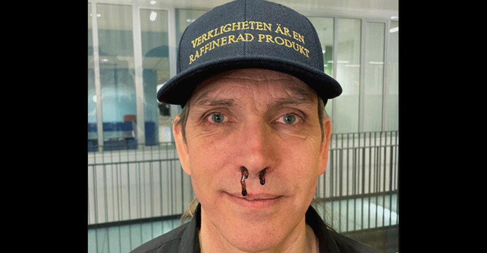 Omslaget till "Verkligheten är en raffinerad produkt", med Bob hund.