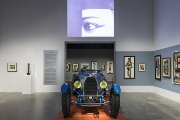Bugatti modell 40 Grand Sport, 1927 hör till utställningsobjekten i utställningen "Konst + Maskin" på Sven-Harrys konstmuseum.