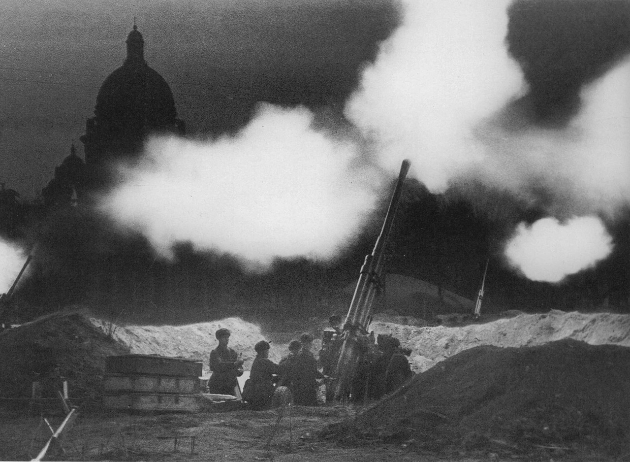 Sovjetiska luftvärnskanoner öppnar eld under belägringen av Leningrad år 1941.(Bildkälla: Wikipedia)