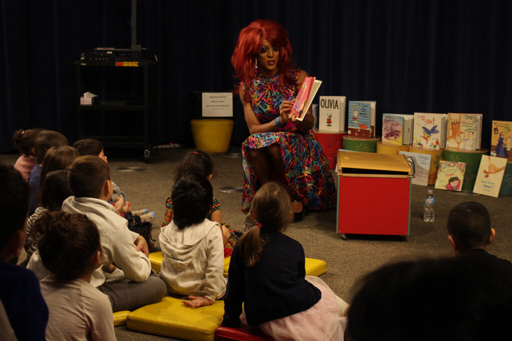 Drag queen storytime med Bardada de Barbades på Grande Bibliothèque i Montréal 2018. (Foto: Jennifer Ricard / Wikipedia)