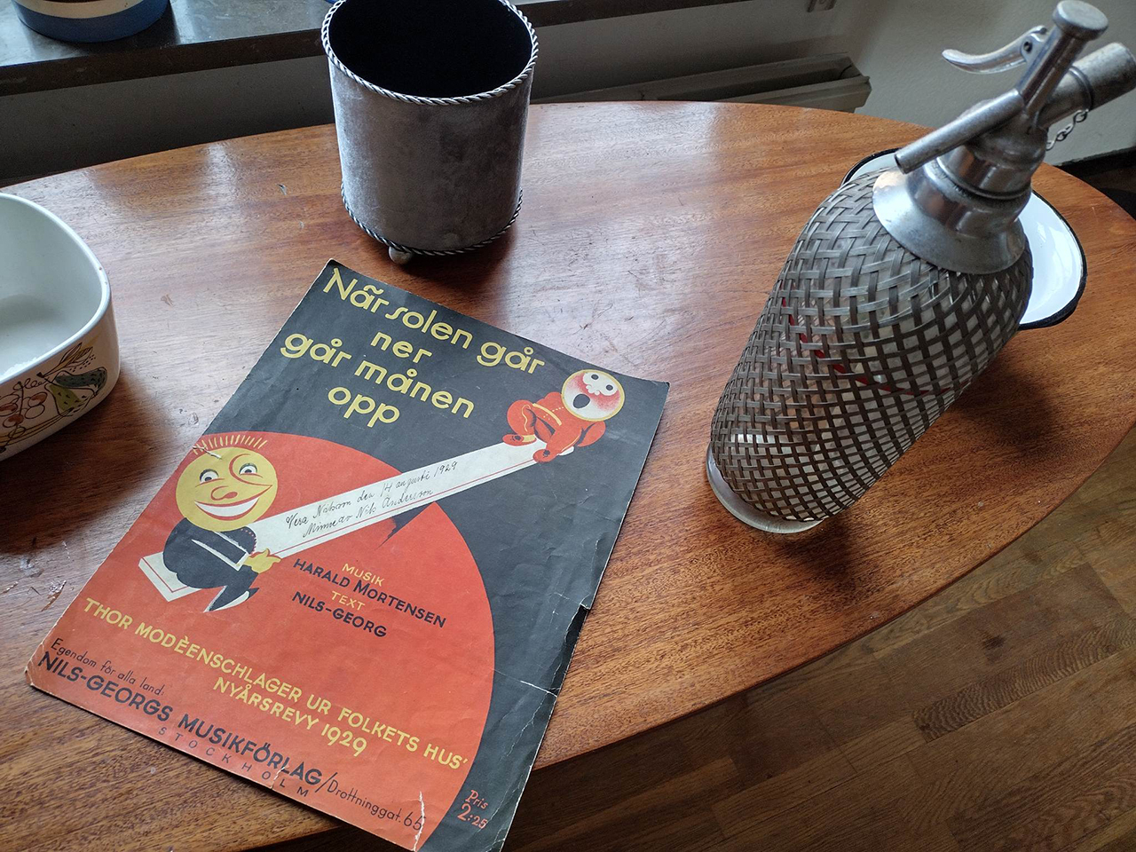 "När solen går ner går månen opp" med musik av Harald Mortensen och text av Nils-Georg. En Thor Modéen-schlager ur Folkets Hus Nyårsrevy 1929. Utgivet av Nils-Georgs Musikförlag i Stockholm.