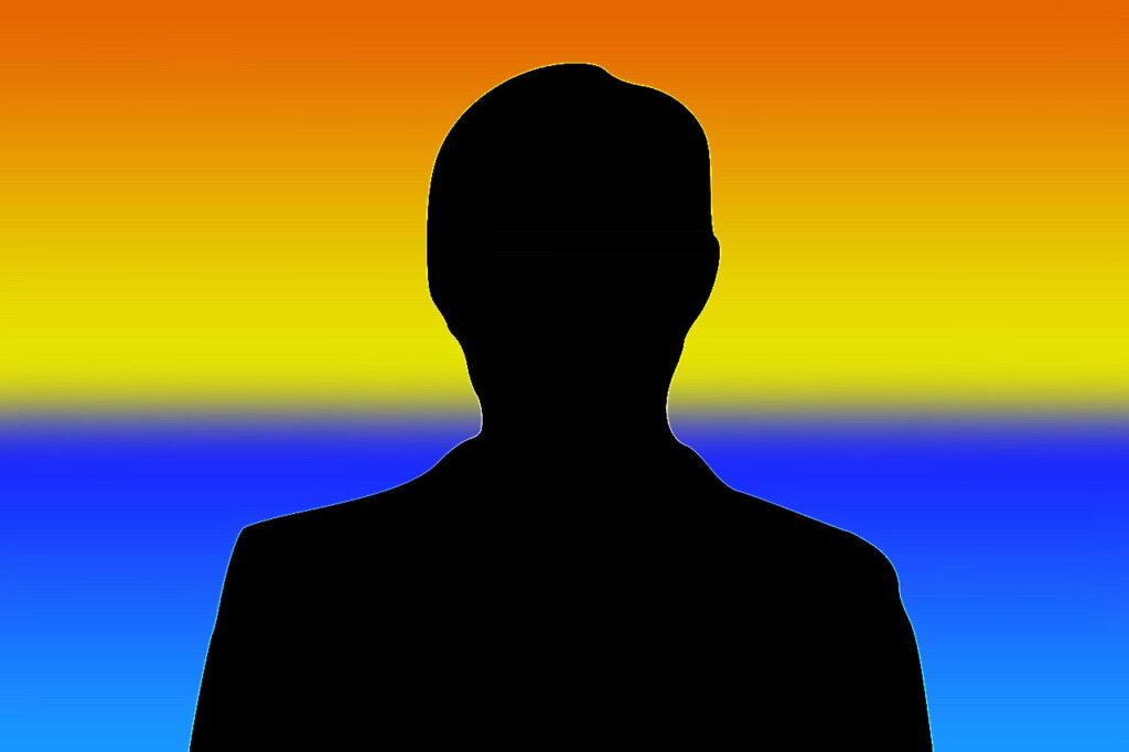 Montage: Opulens. Man framför ett hav,