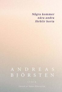 DIKTSAMLING. Thomas Almqvist konstaterar att ”Några kommer nära andra förblir borta”, av Andreas Björsten, är en riktigt bra diktsamling,. ”Björsten är en mycket uppriktig poet, som man kommer väldigt nära,” skriver han bland annat.