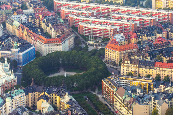 Susanne Liljedahl blåser liv i flanörstraditionen genom att som Malmöbo besöka huvudstaden och flanerande och reflekterande observatör spana efter modernismen. Konst, arkitektur i Stockholm