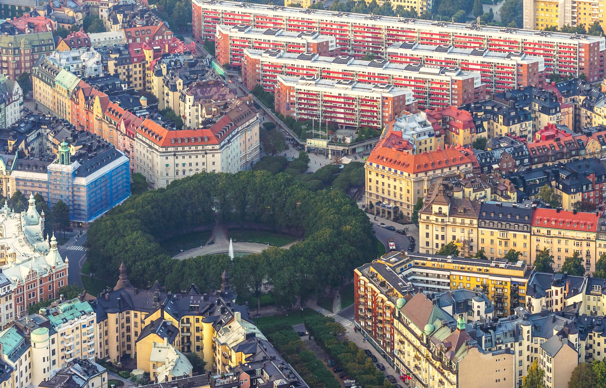 Susanne Liljedahl blåser liv i flanörstraditionen genom att som Malmöbo besöka huvudstaden och flanerande och reflekterande observatör spana efter modernismen. Konst, arkitektur i Stockholm