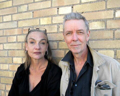 ”Ett år med sjutton stavelser” innehåller en haikufläta där Pamela Jaskoviak och Leif Jordansson skrivit och bollat varsin, alltså varannan, trerading (med 5-7-5 rader) fram och tillbaka i en haikudiktväxling med varandra.