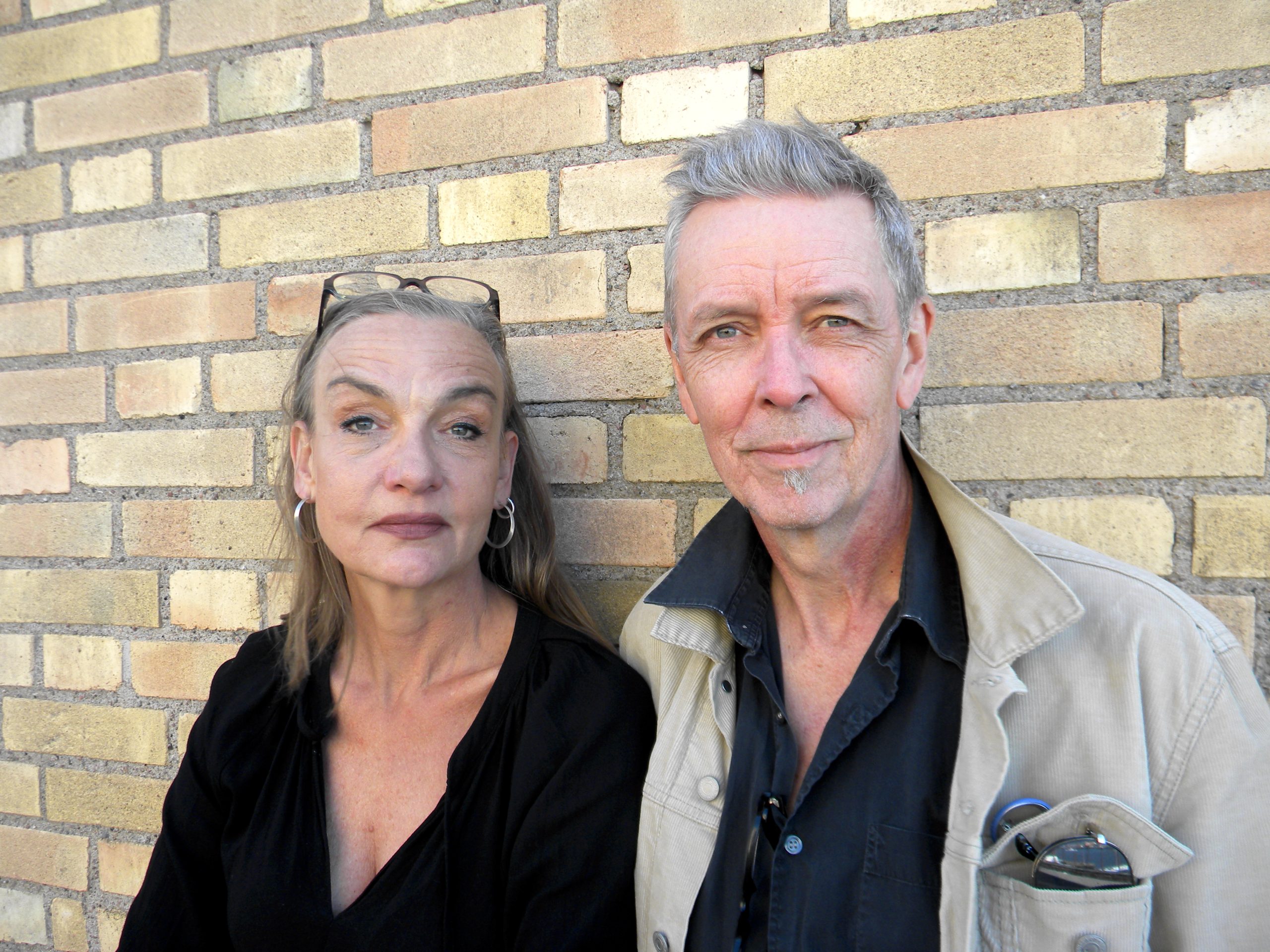 ”Ett år med sjutton stavelser” innehåller en haikufläta där Pamela Jaskoviak och Leif Jordansson skrivit och bollat varsin, alltså varannan, trerading (med 5-7-5 rader) fram och tillbaka i en haikudiktväxling med varandra.