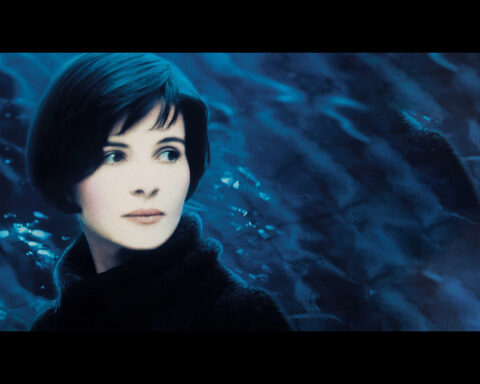 Vinjettbild för "Frihet – den blå filmen" i regi av Krzysztof Kieslowski, med Juliette Binoche i huvudrollen.