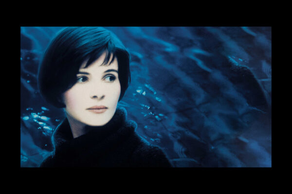 Vinjettbild för "Frihet – den blå filmen" i regi av Krzysztof Kieslowski, med Juliette Binoche i huvudrollen.